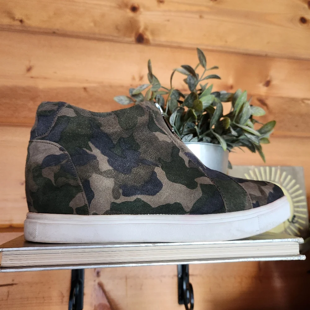 Blondo Glenda Camouflage Hidden Wedge Sneakers Waterproof Suede Leather Size 8 M